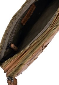 Brązowy skórzany portfel o fakturowanej powierzchni i wielu zasuwanych kieszeniach. Wnętrze wyłożone beżową tkaniną i posiada mniejszą zasuwaną kieszonkę.