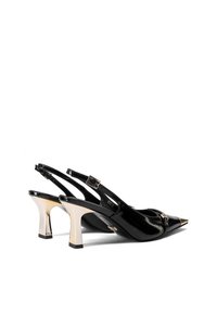 Décolleté slingback in vernice nera con punta affusolata, dettagli metallici dorati e tacco scolpito bianco. Cinghia sottile alla caviglia con fibbia.