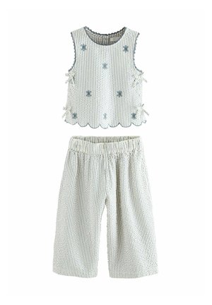 Zweiteiliges Outfit: ärmelloses Oberteil mit gewellten Kanten und blauer Blumenstickerei; lockere, gestreifte Culotte-Hose mit elastischem Bund.