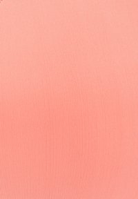 Glatte, gerippte Stoff in einem lebhaften Korallenfarbton. Die Textur ist gleichmäßig, mit regelmäßig angeordneten Streifen, die ein dezentes Muster erzeugen.