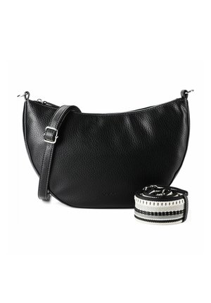 Schwarze, genarbte Leder-Umhängetasche in Halbmondform mit Schnallenriemen und abnehmbarem schwarz-weiß gemustertem Stoff-Schulterriemen.