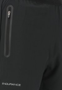 Zwarte sportshorts van lichtgewicht materiaal, met een ritssluiting zak met rubberen rand en het logo "ENDURANCE" aan de zoom.