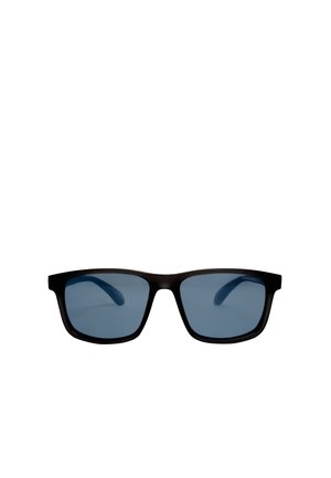 Sorte rektangulære solbriller med mørkeblå linser, set forfra på en hvid baggrund.