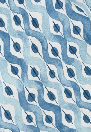 Tessuto blu e bianco con motivo geometrico ripetuto di linee ondulate e forme a diamante contenenti motivi di foglie blu scuro.