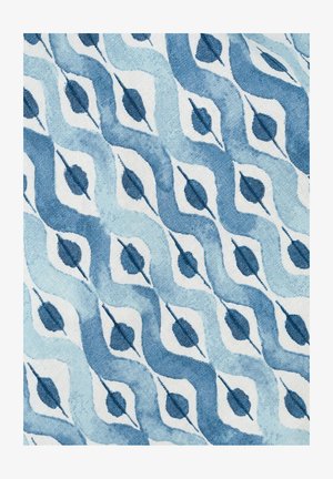 Blau-weißes Gewebe mit wiederkehrendem geometrischem Muster aus wellenförmigen Linien und Rautenmuster mit dunkelblauen Blattmotiven.