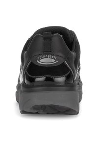 Zwarte sportieve schoen met een textuur bovenwerk, gewatteerde kraag, reflecterende accenten en een stevige rubberen zool met een logo op de hiel.
