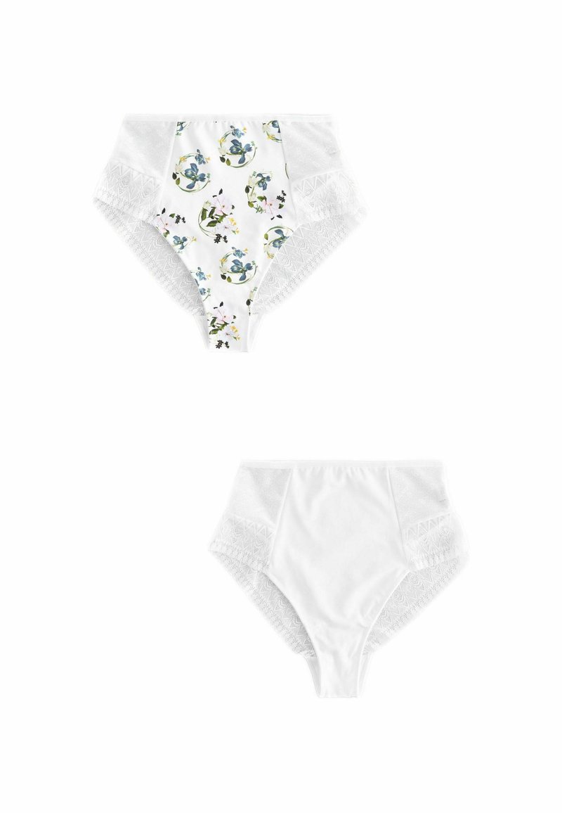 Witte hoogslungelige slips met een bloemenprint aan de voorkant, kantafwerking aan de zijkanten en een gladde achterkant. De tweede paar is geheel wit.