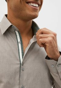 Next TEXTURED TRIMMED - Vapaa-ajan kauluspaita - neutral brown
