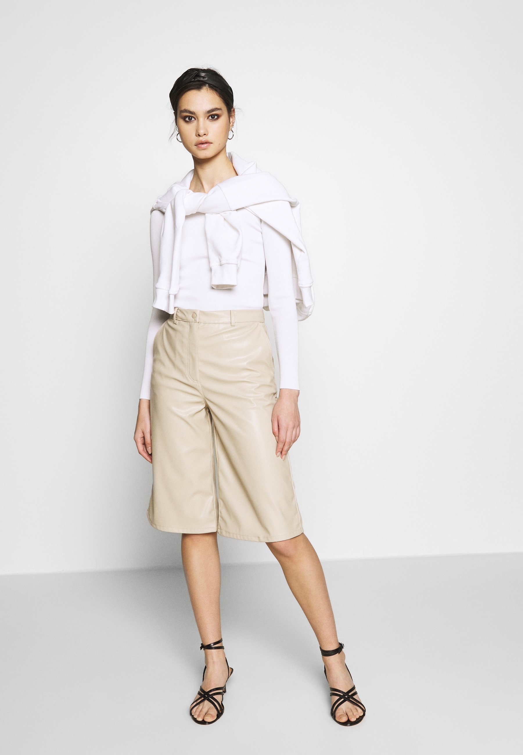 Who What Wear THE LONG SLEEVE OFF THE SHOULDER Who What Wear THE LONG SLEEVE OFF THE SHOULDER - Strikkegenser - white