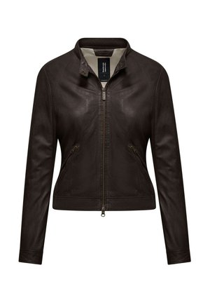 Giubbotto in pelle marrone con zip frontale, colletto alla coreana e due tasche laterali. Superficie testurizzata e design aderente che definiscono la struttura.