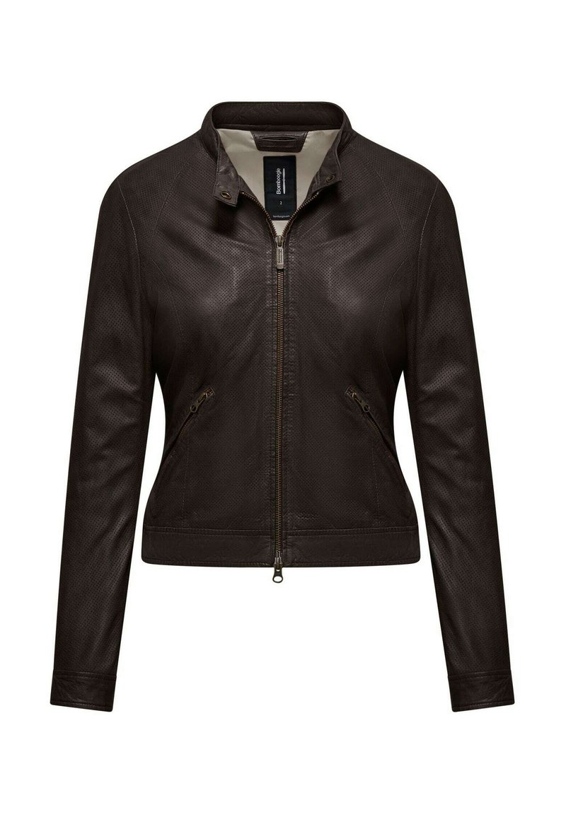 Giubbotto in pelle marrone con zip frontale, colletto alla coreana e due tasche laterali. Superficie testurizzata e design aderente che definiscono la struttura.