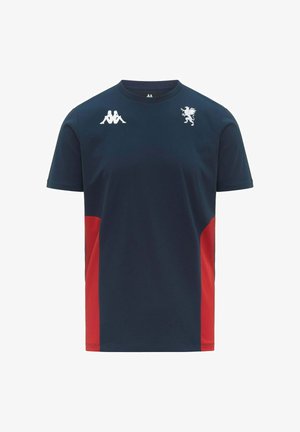 Maglietta sportiva blu navy a maniche corte con pannelli laterali rossi, logo bianco con due figure sedute sul petto sinistro e emblema bianco di grifone sul petto destro.