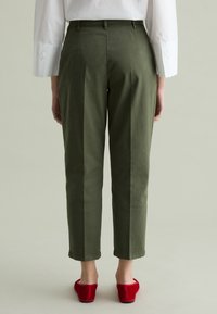 PIOMBO Stoffhose - army green
