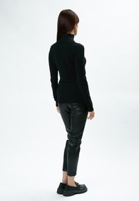 INFLUENCER HIGH-NECK BASIC - Maglione - black