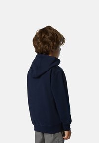 Felpa blu navy realizzata in tessuto morbido, con un ampio cappuccio, polsini e orlo a coste, e una vestibilità morbida. Nessun logo o motivo visibile.