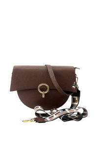 Bruine leren handtas met een ronde vorm, gouden hardware en een ontworpen, afneembare schouderriem met zwart, wit en beige accenten.