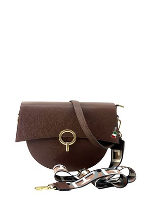 Sac à main en cuir marron de forme ronde, avec des accessoires en métal doré et une sangle détachable à motifs intégrant des accents noirs, blancs et beiges.