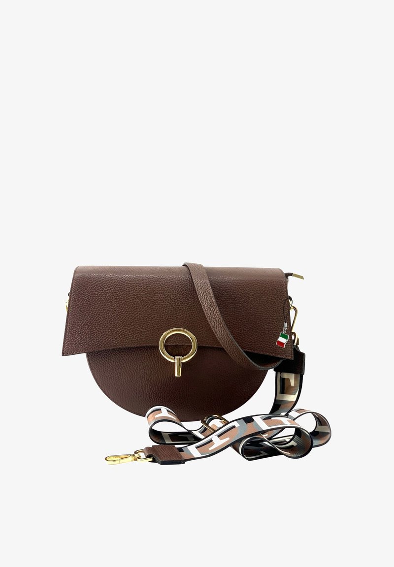 Bruine leren handtas met een ronde vorm, gouden hardware en een ontworpen, afneembare schouderriem met zwart, wit en beige accenten.