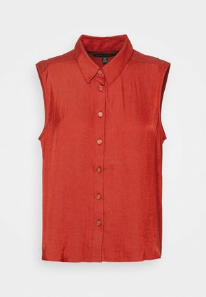 Blouse sans manches rouge avec un col, cinq boutons marron sur le devant, et une texture lisse. Design simple et sans motifs visibles.