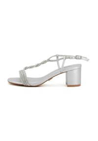 Sandal con tacco a blocco argentato e cinturini intrecciati. Texture liscia, cinturino alla caviglia regolabile e un leggero lucido metallico. Design aperto classico.