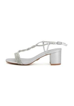 Sandal con tacco a blocco argentato e cinturini intrecciati. Texture liscia, cinturino alla caviglia regolabile e un leggero lucido metallico. Design aperto classico.