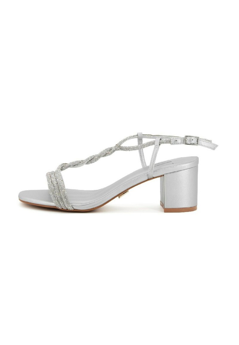 Sandal con tacco a blocco argentato e cinturini intrecciati. Texture liscia, cinturino alla caviglia regolabile e un leggero lucido metallico. Design aperto classico.