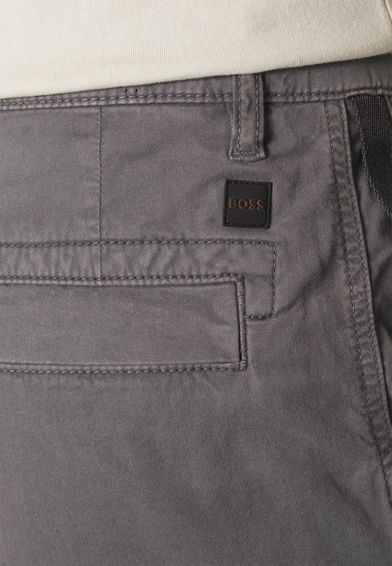 Herren Chino Shorts | BOSS SEILAND Shorts dark grey/dunkelgrau-meliert - GI79129 Herren Chino Shorts | BOSS SEILAND Shorts dark grey/dunkelgrau-meliert - GI79129