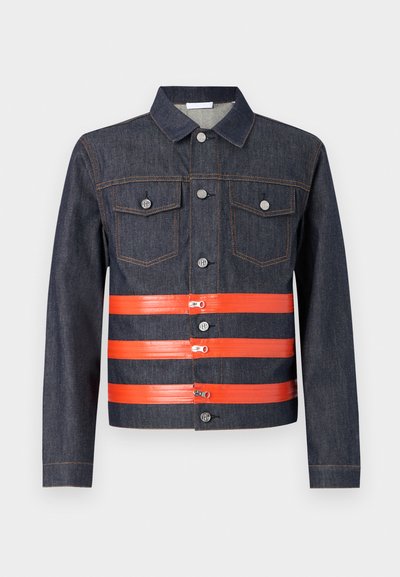 Veste en denim de couleur bleu foncé avec des sangles en caoutchouc orange sur le devant. Elle comprend des poches poitrine boutonnées et des boutons en métal. Col classique.