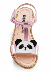Sandaal metálico rosa con un diseño de cara de panda blanco, orejas negras, correa ajustable y plantilla acolchada rosa. Suela plana.
