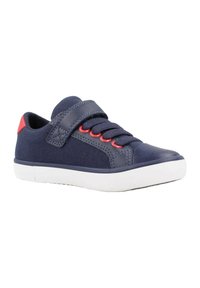 Sneaker in tela navy con accenti rossi. Presenta lacci elasticizzati e una fascia in velcro. Suola in gomma, punta rotonda e supporto al tallone rinforzato.