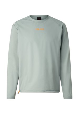 Jasnoszara koszulka z długim rękawem i okrągłym dekoltem, z pomarańczowym napisem „FIRE + ICE” na środku klatki piersiowej oraz suwakiem u dołu z lewej strony.