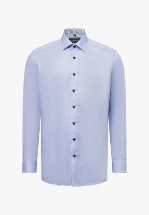 Hellblaues Langarmhemd aus strukturiertem Stoff, mit dunklen Knöpfen und einem gemusterten Krageninnenteil. Maßgeschneiderte Passform mit klassischem Design.