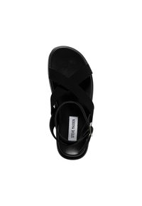 Sandal nera con strisce incrociate in tessuto, soletta in pelle liscia e chiusura con fibbia. Progettata con una suola piatta e una forma minimalista.