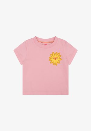 Roze katoenen T-shirt met een ronde hals en korte mouwen. Heeft een geel zonnetje met een gezichtje, geborduurd op de borst.