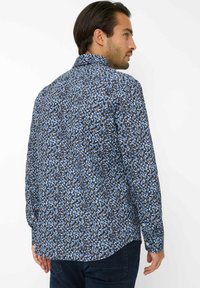 Langärmliges Hemd mit einem abstrakten Muster in Blau, Schwarz und Braun, aus leichtem Stoff gefertigt, mit klassischem Kragen und geknöpften Manschetten.