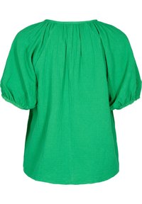 Blusa verde, strutturata, con maniche corte a sbuffo e scollatura arricciata. Il tessuto ha un aspetto stropicciato per aggiungere dettagli.