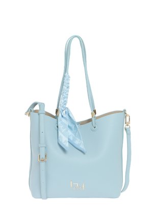 Borsa tote in pelle sintetica azzurro chiaro con una texture liscia, caratterizzata da manici intrecciati e un accento di sciarpa a fantasia. Include una tracolla regolabile.