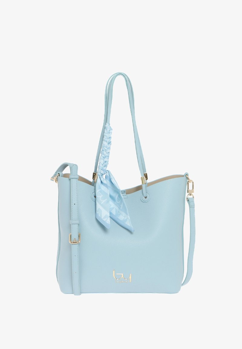 Borsa tote in pelle sintetica azzurro chiaro con una texture liscia, caratterizzata da manici intrecciati e un accento di sciarpa a fantasia. Include una tracolla regolabile.