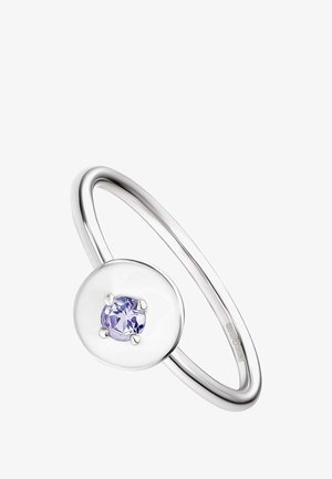 Anillo de plata con un ajuste circular liso y una piedra preciosa de color púrpura claro en el centro, diseñado con una banda delgada y curvada.