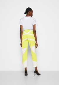 Fiorucci SUNWASH STROBES TARA - Calças de ganga justas - yellow