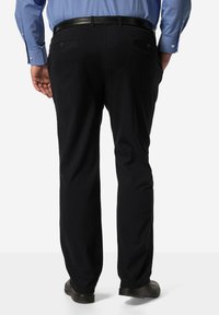 Pantaloni neri con una texture liscia, presentano un design a gamba dritta, due tasche posteriori e una cintura in pelle nera.