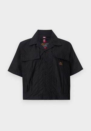 Camicetta nera a maniche corte con chiusura a bottoni, due tasche sul petto e una piccola etichetta con logo. Realizzata in un tessuto leggero e texturizzato.