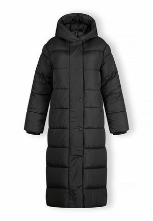 Dolga črna prešita puhovka s kapuco, z zapiranjem na gumb in dolgimi rokavi.
