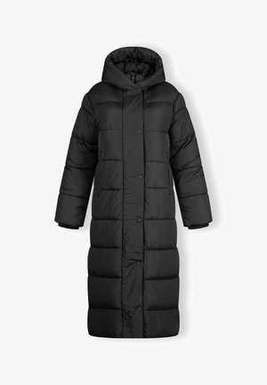 Dolga črna prešita puhovka s kapuco, z zapiranjem na gumb in dolgimi rokavi.