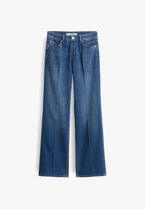 Jean large en denim bleu moyen, avec un design classique à cinq poches, un léger délavage et des coutures contrastantes le long des coutures.