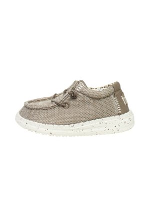 Scarpa bassa casual in tessuto beige intrecciato con lacci marroni regolabili e suola in gomma bianca screziata.