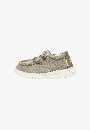 Scarpa bassa casual in tessuto beige intrecciato con lacci marroni regolabili e suola in gomma bianca screziata.