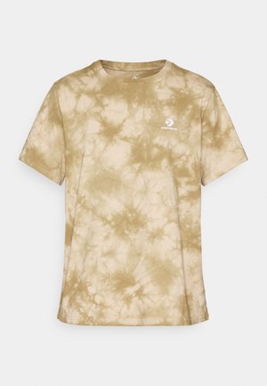 Beżowo‑jasnobrązowy T-shirt z krótkim rękawem w stylu tie-dye, z okrągłym dekoltem i małym białym logo Converse na lewej piersi.