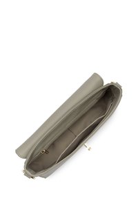 Grijze leren clutch met een gestructureerde buitenkant, voorzien van een ritssluiting en een gladde, lichtgekleurde binnenkant met ruime vakken.