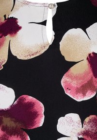 Zizzi MIT UND KITTEL - Palaidinė - black pink floweraop